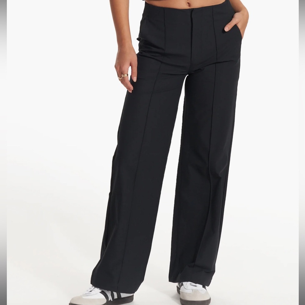 Vuori Women’s Meta Wideleg- Short in Black